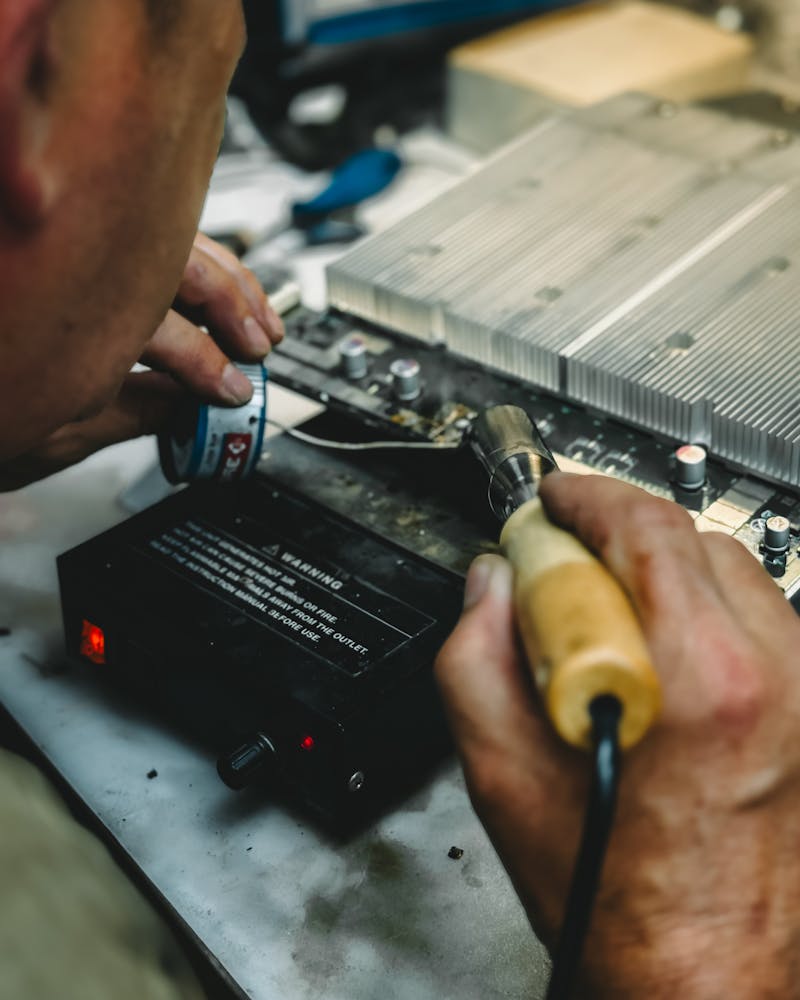 Įkrovimo lizdo remontas – litavimas ir jungčių tvarkymas